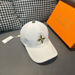 【AT2185】LV (Louis Vuitton) 新しい商品が出荷されます。箱と布袋が付属しています。LVの新しいベースボールキャップは、LVの四つ葉のクローバー刺繍が施されており、純粋なコットン生地と最上級の牛革を使用しています。刺繍がとても精密で、質がとても素晴らしいです。基本的なヘッドサイズは56で、パッチが調整可能です。