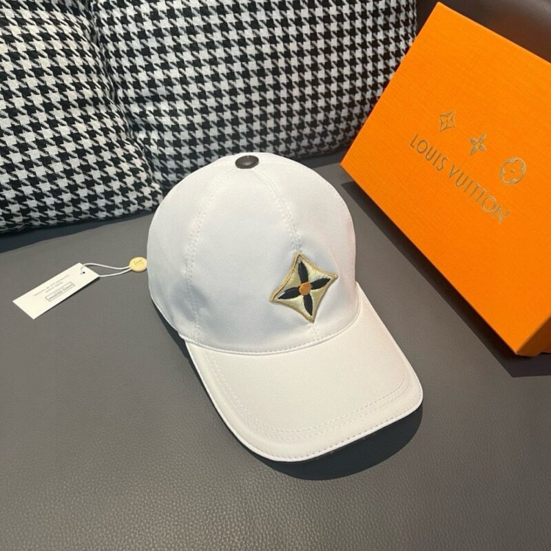 【AT2185】LV (Louis Vuitton) 新しい商品が出荷されます。箱と布袋が付属しています。LVの新しいベースボールキャップは、LVの四つ葉のクローバー刺繍が施されており、純粋なコットン生地と最上級の牛革を使用しています。刺繍がとても精密で、質がとても素晴らしいです。基本的なヘッドサイズは56で、パッチが調整可能です。