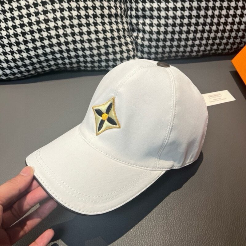 【AT2185】LV (Louis Vuitton) 新しい商品が出荷されます。箱と布袋が付属しています。LVの新しいベースボールキャップは、LVの四つ葉のクローバー刺繍が施されており、純粋なコットン生地と最上級の牛革を使用しています。刺繍がとても精密で、質がとても素晴らしいです。基本的なヘッドサイズは56で、パッチが調整可能です。