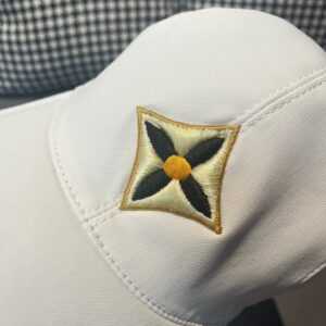 【AT2185】LV (Louis Vuitton) 新しい商品が出荷されます。箱と布袋が付属しています。LVの新しいベースボールキャップは、LVの四つ葉のクローバー刺繍が施されており、純粋なコットン生地と最上級の牛革を使用しています。刺繍がとても精密で、質がとても素晴らしいです。基本的なヘッドサイズは56で、パッチが調整可能です。