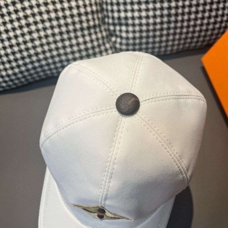 【AT2185】LV (Louis Vuitton) 新しい商品が出荷されます。箱と布袋が付属しています。LVの新しいベースボールキャップは、LVの四つ葉のクローバー刺繍が施されており、純粋なコットン生地と最上級の牛革を使用しています。刺繍がとても精密で、質がとても素晴らしいです。基本的なヘッドサイズは56で、パッチが調整可能です。