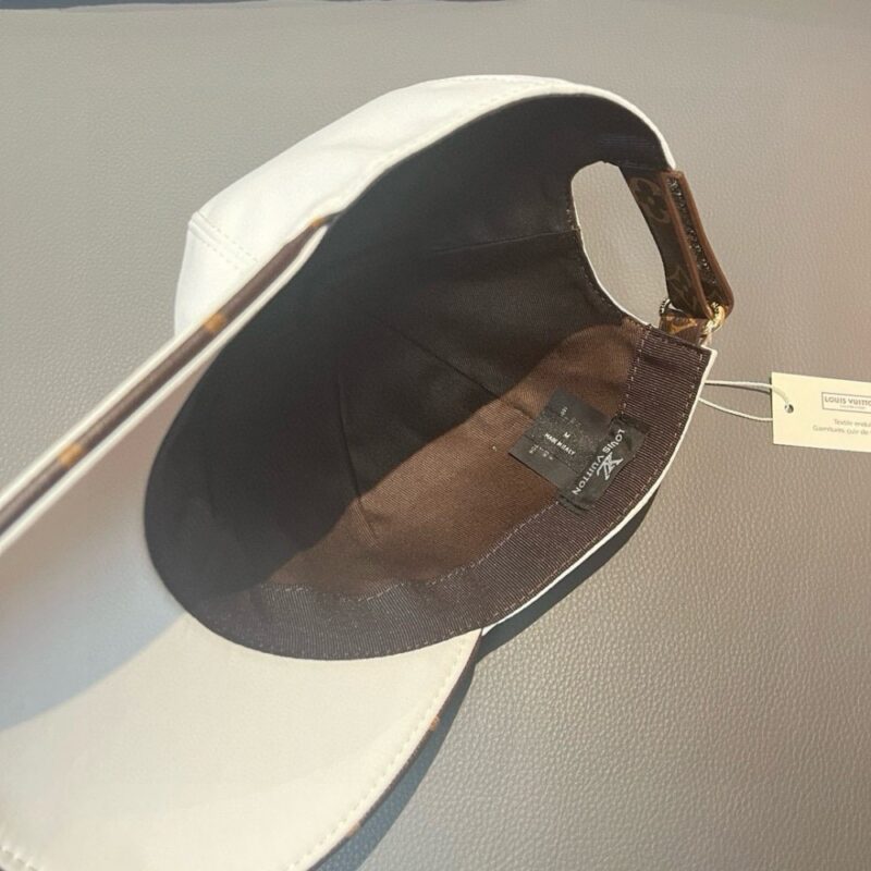 【AT2185】LV (Louis Vuitton) 新しい商品が出荷されます。箱と布袋が付属しています。LVの新しいベースボールキャップは、LVの四つ葉のクローバー刺繍が施されており、純粋なコットン生地と最上級の牛革を使用しています。刺繍がとても精密で、質がとても素晴らしいです。基本的なヘッドサイズは56で、パッチが調整可能です。