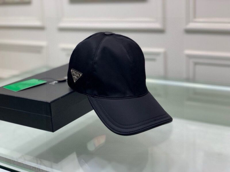 【AT2186】Prada 火をつけてダウントリアングルの四色出荷！箱や布バッグ付き、プラダのクラシックベースボールキャップ、クラシックな逆三角形の金属ロゴ、オックスフォード生地+最上級牛革で、軽く通気性抜群！質は抜群で、基本サイズは56で、パッチで調整可能。