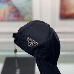 【AT2186】Prada 火をつけてダウントリアングルの四色出荷！箱や布バッグ付き、プラダのクラシックベースボールキャップ、クラシックな逆三角形の金属ロゴ、オックスフォード生地+最上級牛革で、軽く通気性抜群！質は抜群で、基本サイズは56で、パッチで調整可能。