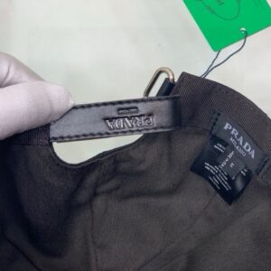 【AT2186】Prada 火をつけてダウントリアングルの四色出荷！箱や布バッグ付き、プラダのクラシックベースボールキャップ、クラシックな逆三角形の金属ロゴ、オックスフォード生地+最上級牛革で、軽く通気性抜群！質は抜群で、基本サイズは56で、パッチで調整可能。