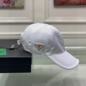 【AT2188】Prada 火爆なダウンベースボールキャップ4色入り！ボックスと布バッグ付き、プラダのクラシックなベースボールキャップ、クラシックな逆三角形の金属のロゴ、オックスフォード生地+最上級牛革、軽量で通気性があります！品質は最高で、基本的なヘッドサイズは56、パッチで調整可能