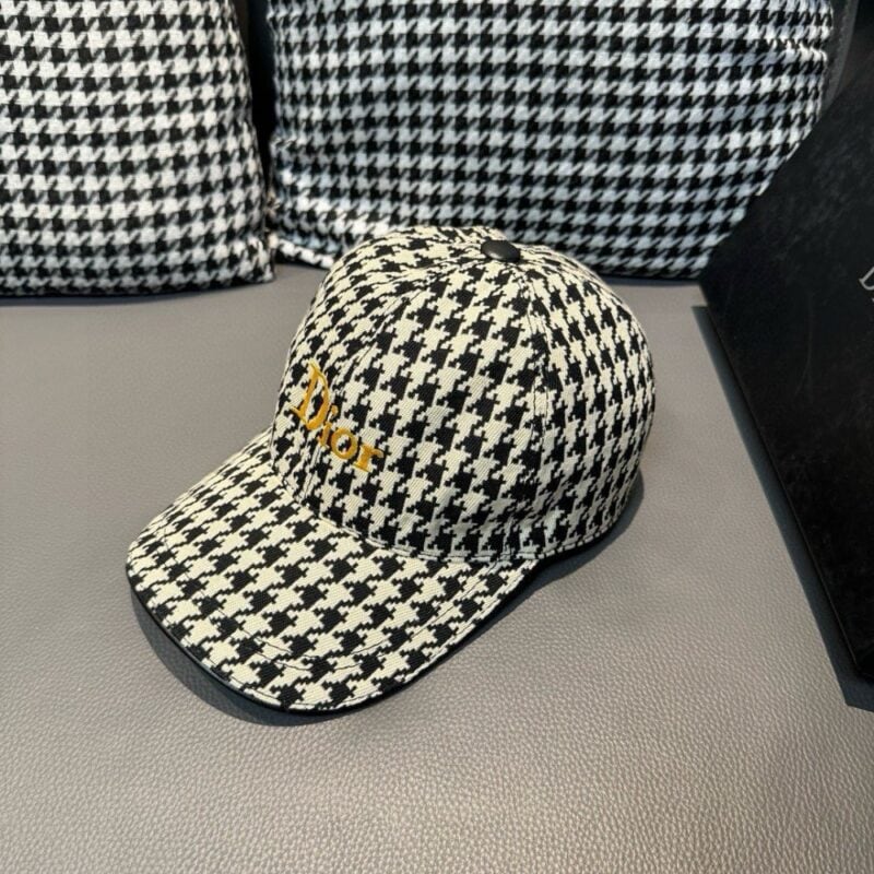 【AT2190】Dior この商品は、ボックス入りの布バッグとDiorの新しいバージョンの野球帽「Dior千鳥格」です。レトロでクラシックな雰囲気が漂い、店頭では品切れ続出の人気商品です。キャンバス生地と最上級の牛革を使用し、純コットンの裏地で軽く通気性があります。質感が非常に優れており、基本的な頭囲は56センチで、調節可能なパッチがあります。