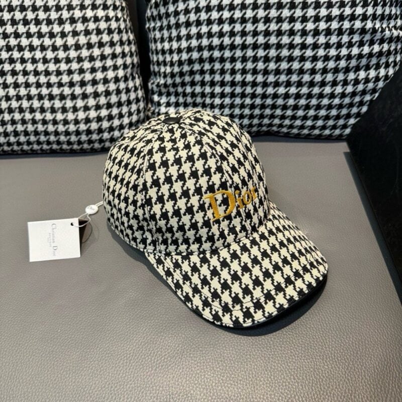 【AT2190】Dior この商品は、ボックス入りの布バッグとDiorの新しいバージョンの野球帽「Dior千鳥格」です。レトロでクラシックな雰囲気が漂い、店頭では品切れ続出の人気商品です。キャンバス生地と最上級の牛革を使用し、純コットンの裏地で軽く通気性があります。質感が非常に優れており、基本的な頭囲は56センチで、調節可能なパッチがあります。