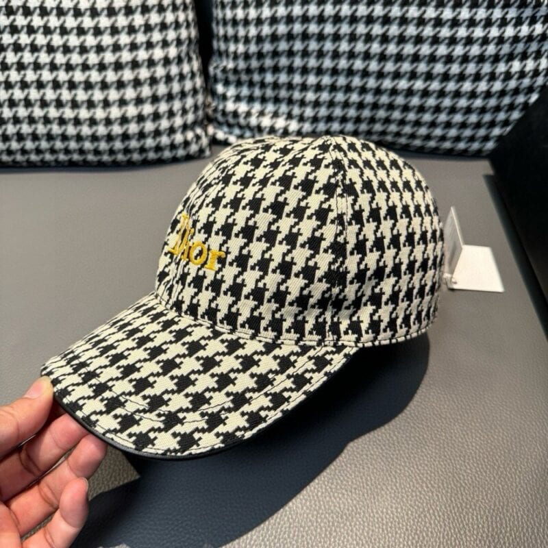 【AT2190】Dior この商品は、ボックス入りの布バッグとDiorの新しいバージョンの野球帽「Dior千鳥格」です。レトロでクラシックな雰囲気が漂い、店頭では品切れ続出の人気商品です。キャンバス生地と最上級の牛革を使用し、純コットンの裏地で軽く通気性があります。質感が非常に優れており、基本的な頭囲は56センチで、調節可能なパッチがあります。