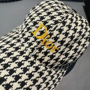 【AT2190】Dior この商品は、ボックス入りの布バッグとDiorの新しいバージョンの野球帽「Dior千鳥格」です。レトロでクラシックな雰囲気が漂い、店頭では品切れ続出の人気商品です。キャンバス生地と最上級の牛革を使用し、純コットンの裏地で軽く通気性があります。質感が非常に優れており、基本的な頭囲は56センチで、調節可能なパッチがあります。