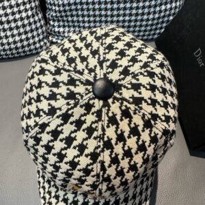 【AT2190】Dior この商品は、ボックス入りの布バッグとDiorの新しいバージョンの野球帽「Dior千鳥格」です。レトロでクラシックな雰囲気が漂い、店頭では品切れ続出の人気商品です。キャンバス生地と最上級の牛革を使用し、純コットンの裏地で軽く通気性があります。質感が非常に優れており、基本的な頭囲は56センチで、調節可能なパッチがあります。