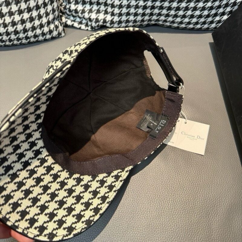 【AT2190】Dior この商品は、ボックス入りの布バッグとDiorの新しいバージョンの野球帽「Dior千鳥格」です。レトロでクラシックな雰囲気が漂い、店頭では品切れ続出の人気商品です。キャンバス生地と最上級の牛革を使用し、純コットンの裏地で軽く通気性があります。質感が非常に優れており、基本的な頭囲は56センチで、調節可能なパッチがあります。
