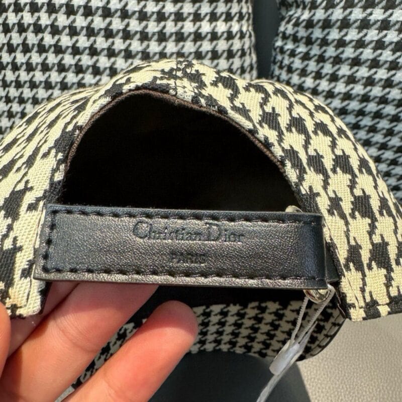 【AT2190】Dior この商品は、ボックス入りの布バッグとDiorの新しいバージョンの野球帽「Dior千鳥格」です。レトロでクラシックな雰囲気が漂い、店頭では品切れ続出の人気商品です。キャンバス生地と最上級の牛革を使用し、純コットンの裏地で軽く通気性があります。質感が非常に優れており、基本的な頭囲は56センチで、調節可能なパッチがあります。