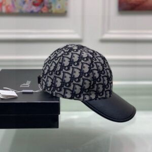 【AT2191】Dior この商品はボックスと布袋で提供されます。Diorの新作オリジナル野球帽、Diorのモノグラム柄とレザーパッチが施され、レトロな雰囲気が漂います。専門店で人気のある新作商品で、帆布素材と牛革を使用し、純綿裏地があり、軽く通気性があります！品質は非常に素晴らしく、基本的な頭周りは56cmで、パッチで調整可能です。