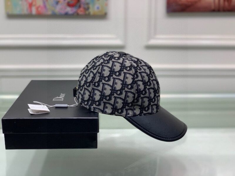 【AT2191】Dior この商品はボックスと布袋で提供されます。Diorの新作オリジナル野球帽、Diorのモノグラム柄とレザーパッチが施され、レトロな雰囲気が漂います。専門店で人気のある新作商品で、帆布素材と牛革を使用し、純綿裏地があり、軽く通気性があります！品質は非常に素晴らしく、基本的な頭周りは56cmで、パッチで調整可能です。
