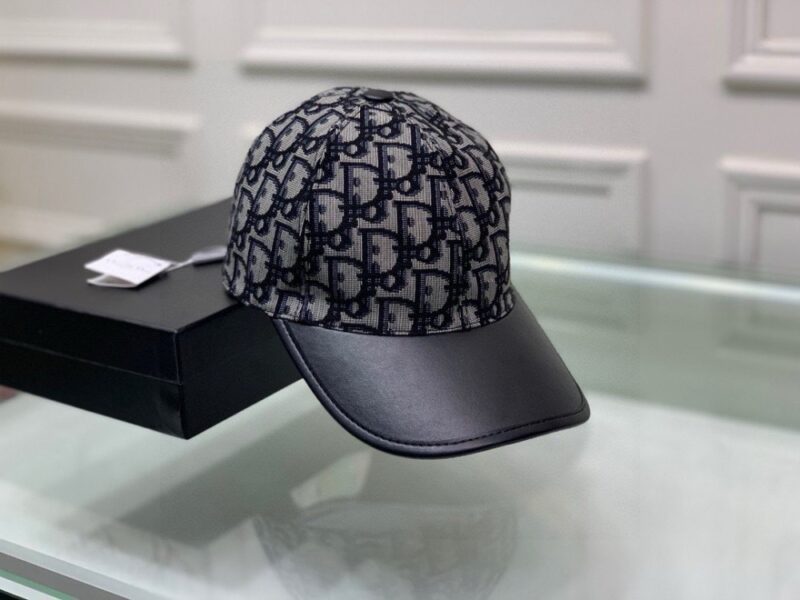 【AT2191】Dior この商品はボックスと布袋で提供されます。Diorの新作オリジナル野球帽、Diorのモノグラム柄とレザーパッチが施され、レトロな雰囲気が漂います。専門店で人気のある新作商品で、帆布素材と牛革を使用し、純綿裏地があり、軽く通気性があります！品質は非常に素晴らしく、基本的な頭周りは56cmで、パッチで調整可能です。