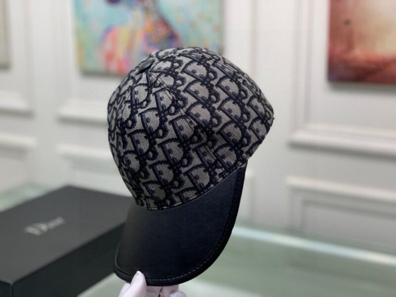 【AT2191】Dior この商品はボックスと布袋で提供されます。Diorの新作オリジナル野球帽、Diorのモノグラム柄とレザーパッチが施され、レトロな雰囲気が漂います。専門店で人気のある新作商品で、帆布素材と牛革を使用し、純綿裏地があり、軽く通気性があります！品質は非常に素晴らしく、基本的な頭周りは56cmで、パッチで調整可能です。