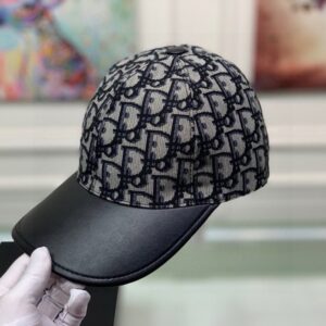 【AT2191】Dior この商品はボックスと布袋で提供されます。Diorの新作オリジナル野球帽、Diorのモノグラム柄とレザーパッチが施され、レトロな雰囲気が漂います。専門店で人気のある新作商品で、帆布素材と牛革を使用し、純綿裏地があり、軽く通気性があります！品質は非常に素晴らしく、基本的な頭周りは56cmで、パッチで調整可能です。
