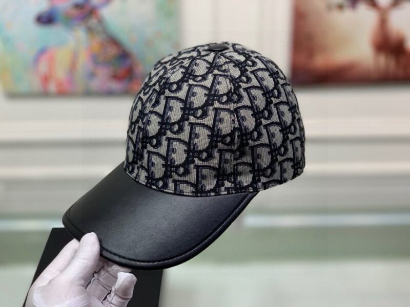 【AT2191】Dior この商品はボックスと布袋で提供されます。Diorの新作オリジナル野球帽、Diorのモノグラム柄とレザーパッチが施され、レトロな雰囲気が漂います。専門店で人気のある新作商品で、帆布素材と牛革を使用し、純綿裏地があり、軽く通気性があります！品質は非常に素晴らしく、基本的な頭周りは56cmで、パッチで調整可能です。