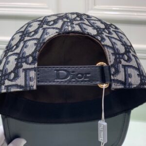 【AT2191】Dior この商品はボックスと布袋で提供されます。Diorの新作オリジナル野球帽、Diorのモノグラム柄とレザーパッチが施され、レトロな雰囲気が漂います。専門店で人気のある新作商品で、帆布素材と牛革を使用し、純綿裏地があり、軽く通気性があります！品質は非常に素晴らしく、基本的な頭周りは56cmで、パッチで調整可能です。