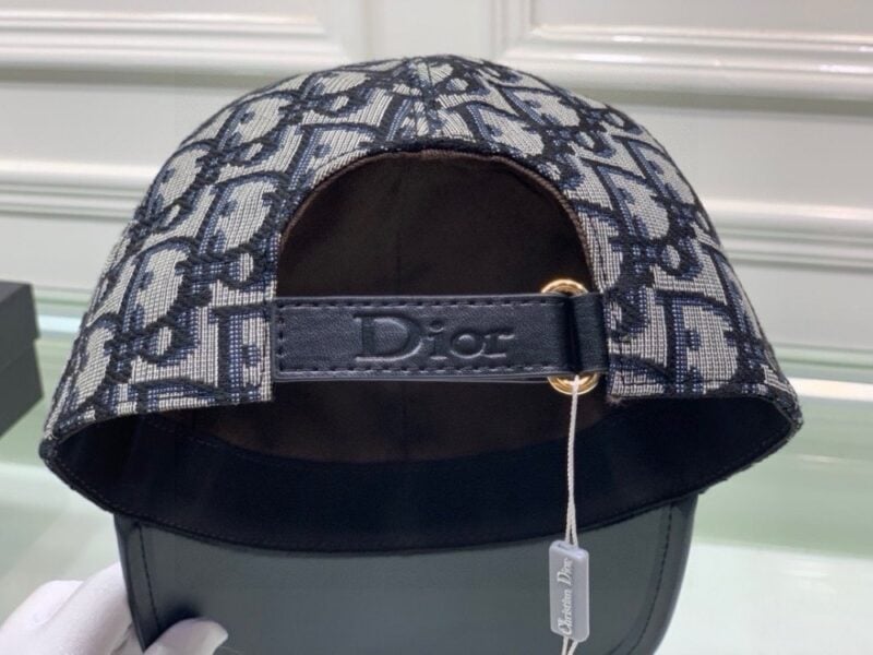 【AT2191】Dior この商品はボックスと布袋で提供されます。Diorの新作オリジナル野球帽、Diorのモノグラム柄とレザーパッチが施され、レトロな雰囲気が漂います。専門店で人気のある新作商品で、帆布素材と牛革を使用し、純綿裏地があり、軽く通気性があります！品質は非常に素晴らしく、基本的な頭周りは56cmで、パッチで調整可能です。