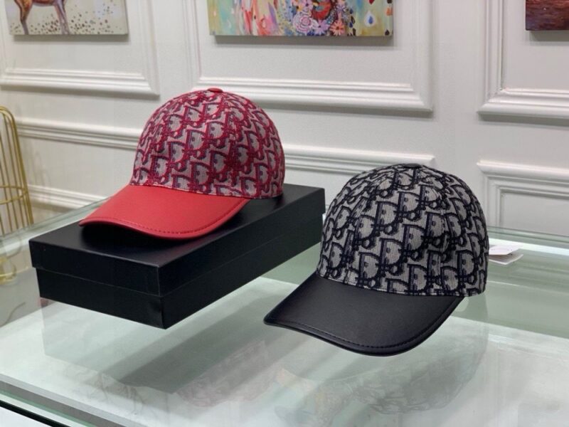 【AT2191】Dior この商品はボックスと布袋で提供されます。Diorの新作オリジナル野球帽、Diorのモノグラム柄とレザーパッチが施され、レトロな雰囲気が漂います。専門店で人気のある新作商品で、帆布素材と牛革を使用し、純綿裏地があり、軽く通気性があります！品質は非常に素晴らしく、基本的な頭周りは56cmで、パッチで調整可能です。