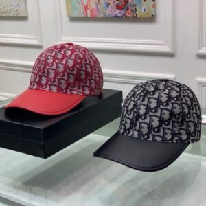 【AT2192】この商品は、箱と布袋と一緒に提供され、Diorの新しいバケットハットです。Diorのモノグラム柄のレザーとキャンバスのコンビネーションで、レトロな雰囲気が漂います。店頭でも人気の新作で、キャンバス生地と上質な牛革を使用し、純綿の裏地で軽やかで通気性があります。質感が非常に優れており、基本的なヘッドサイズは56cmで、調整可能なパッチが付いています。