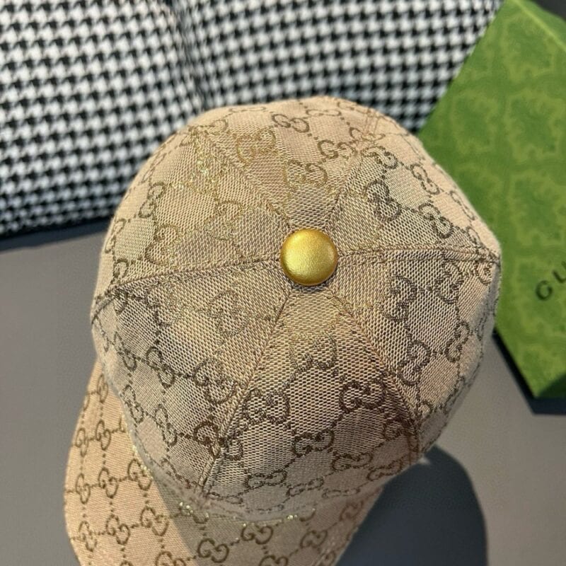 【AT2197】お箱入りの袋付き、Gucciのクラシックなベースボールキャップ😍😍。金糸のロゴが特徴です。キャンバス素材+牛革、コットン裏地、軽量で通気性があります！実物撮影、四季に合わせて男女兼用、基本的なヘッドサイズは56、ベルクロで調整可能です。