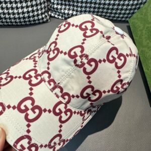 【AT2199】公式ウェブサイトの新作が入荷し、パッケージの布袋と一緒に提供されます。Gucciの最新のベースボールキャップは、完璧な花柄が特徴で、キャンバス地と上質な牛革で作られており、軽量で通気性があります。基本的なサイズは56で、調整可能なパッチが付いています。