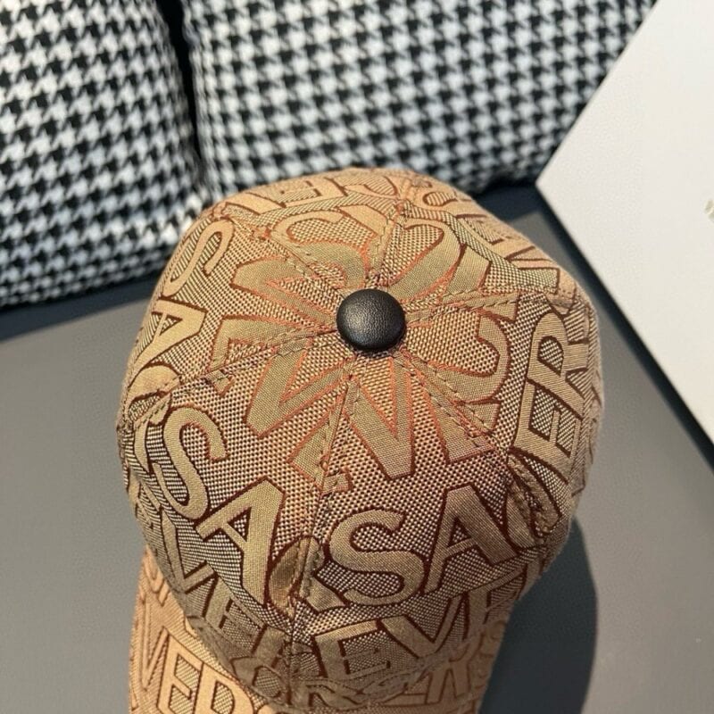 【AT2204】爆買い出荷中！VERSACE（ヴェルサーチ）の新作ベースボールキャップ、専用包装布袋付き、専門店布地＋上質牛革、パッチ調整可能、4色が人気販売中。