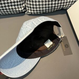 【AT2207】爆発的な販売！VERSACE（ヴェルサーチ）の新しいベースボールキャップ、専用の包装布製袋付き、カウンター布地+上質な牛革、調整可能なパッチ付き、4色が大ヒット中。