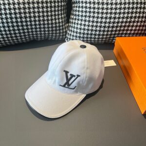 【AT2208】配箱布袋に入れる、LV(ルイ・ヴィトン)新作のベースボールキャップ。LVの刺繍が施されており、キャンバス生地と上質な牛革を使用。高品質な刺繍が施されており、基本的な頭囲は56で、パッチが調節可能です。