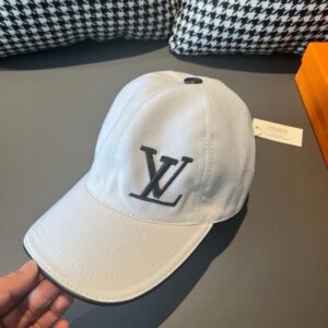 【AT2208】配箱布袋に入れる、LV(ルイ・ヴィトン)新作のベースボールキャップ。LVの刺繍が施されており、キャンバス生地と上質な牛革を使用。高品質な刺繍が施されており、基本的な頭囲は56で、パッチが調節可能です。