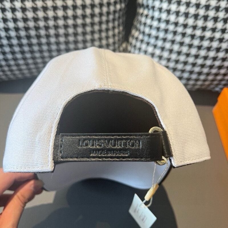 【AT2208】配箱布袋に入れる、LV(ルイ・ヴィトン)新作のベースボールキャップ。LVの刺繍が施されており、キャンバス生地と上質な牛革を使用。高品質な刺繍が施されており、基本的な頭囲は56で、パッチが調節可能です。