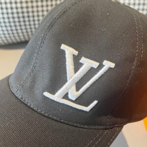 【AT2209】箱入れのポーチ、LV（ルイ・ヴィトン）の新作野球帽、LVの刺繍、帆布素材と最上級牛革を使用、細かい刺繍が施されています！クオリティは最高で、基本的な頭囲は56cmで、パッチ部分は調節可能です。