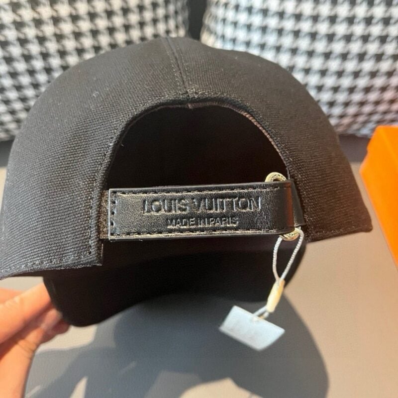 【AT2209】箱入れのポーチ、LV（ルイ・ヴィトン）の新作野球帽、LVの刺繍、帆布素材と最上級牛革を使用、細かい刺繍が施されています！クオリティは最高で、基本的な頭囲は56cmで、パッチ部分は調節可能です。