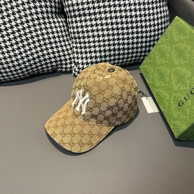 【AT2220】爆買いのオールカラー入荷 NY&Gucci コラボモデルのベースボールキャップ、最新モデルが専門店で買えます。NY 刺繍入り、通気性のある帆布素材+上質な牛革、細部まで完璧な仕上がり。独自の実物撮影、男女問わずにお使いいただけます。専用ボックスと袋が付属し、専門店のセカンドライン四色をご用意しています！