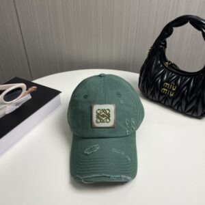 【AT2228】Loeweの新しいベースボールキャップは、シンプルでクラシックなロゴが特徴で、質感がとても素晴らしいです👍。エレガントなブランドの雰囲気が漂い、女神必須アイテムとして情侶用もございます。