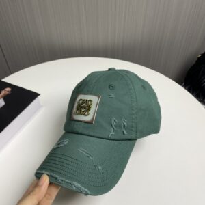 【AT2228】Loeweの新しいベースボールキャップは、シンプルでクラシックなロゴが特徴で、質感がとても素晴らしいです👍。エレガントなブランドの雰囲気が漂い、女神必須アイテムとして情侶用もございます。