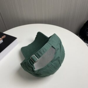 【AT2228】Loeweの新しいベースボールキャップは、シンプルでクラシックなロゴが特徴で、質感がとても素晴らしいです👍。エレガントなブランドの雰囲気が漂い、女神必須アイテムとして情侶用もございます。