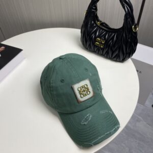 【AT2228】Loeweの新しいベースボールキャップは、シンプルでクラシックなロゴが特徴で、質感がとても素晴らしいです👍。エレガントなブランドの雰囲気が漂い、女神必須アイテムとして情侶用もございます。