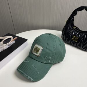 【AT2228】Loeweの新しいベースボールキャップは、シンプルでクラシックなロゴが特徴で、質感がとても素晴らしいです👍。エレガントなブランドの雰囲気が漂い、女神必須アイテムとして情侶用もございます。