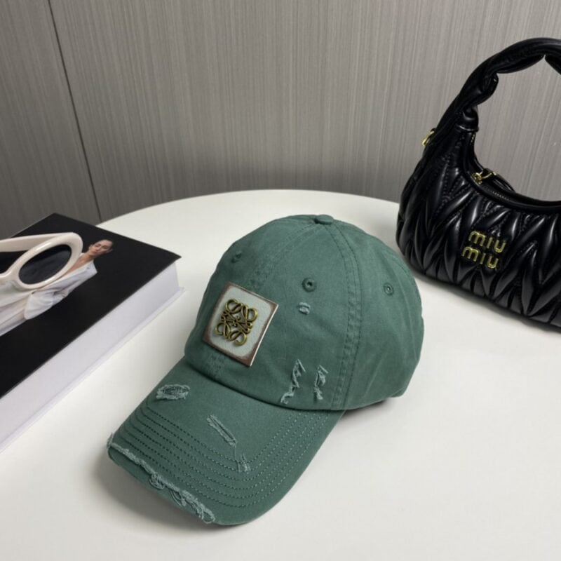 【AT2228】Loeweの新しいベースボールキャップは、シンプルでクラシックなロゴが特徴で、質感がとても素晴らしいです👍。エレガントなブランドの雰囲気が漂い、女神必須アイテムとして情侶用もございます。