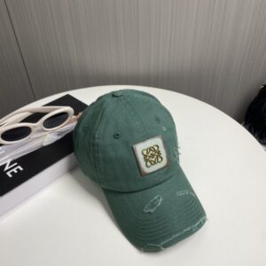 【AT2228】Loeweの新しいベースボールキャップは、シンプルでクラシックなロゴが特徴で、質感がとても素晴らしいです👍。エレガントなブランドの雰囲気が漂い、女神必須アイテムとして情侶用もございます。
