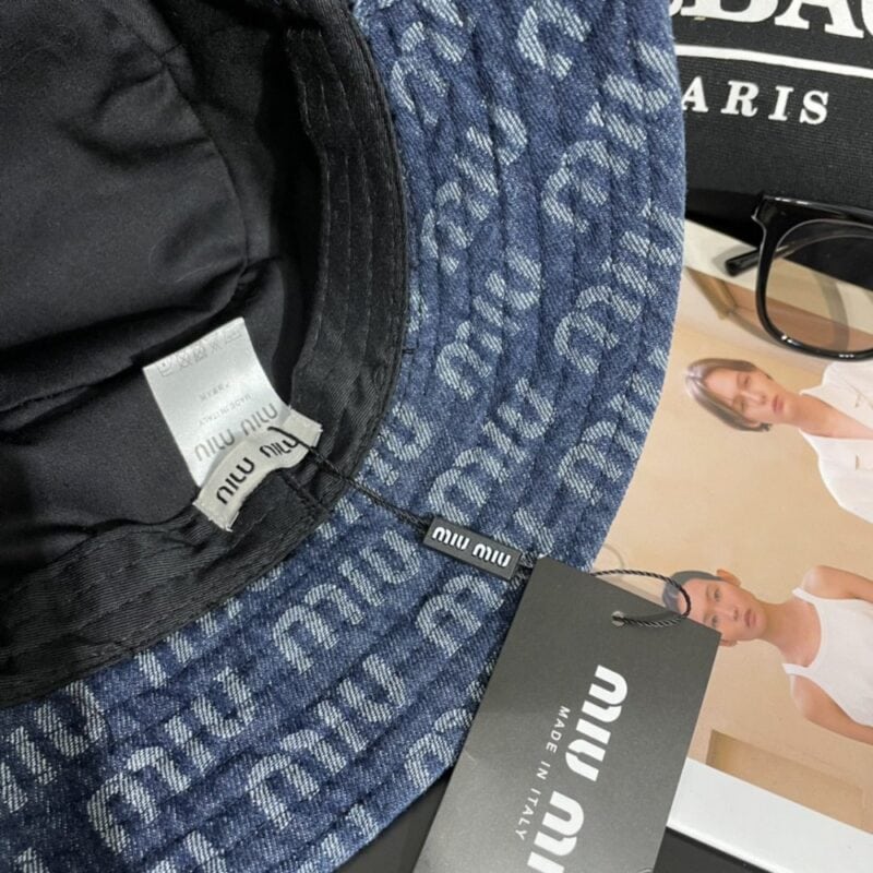 【AT2232】miumiuの新作デニムフィッシャーマンハットは現在とても人気があり、ストリート感溢れるカラーです！トレンドに合わせやすく、彼氏と一緒に買い物に行きましょう。買いまくりましょう！