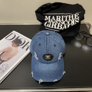 【AT2235】これは新しいCELINEウォッシュドキャップで、防塵袋とセットです。街に出かけるときに必需品で、高品質で内側にはすべてのタグが揃っています。今すぐ手に入れてください！