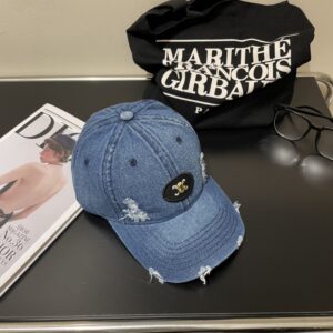 【AT2235】これは新しいCELINEウォッシュドキャップで、防塵袋とセットです。街に出かけるときに必需品で、高品質で内側にはすべてのタグが揃っています。今すぐ手に入れてください！