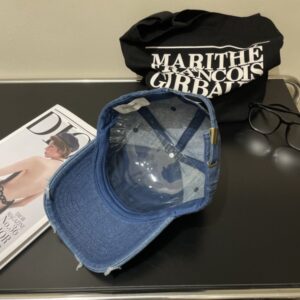 【AT2235】これは新しいCELINEウォッシュドキャップで、防塵袋とセットです。街に出かけるときに必需品で、高品質で内側にはすべてのタグが揃っています。今すぐ手に入れてください！
