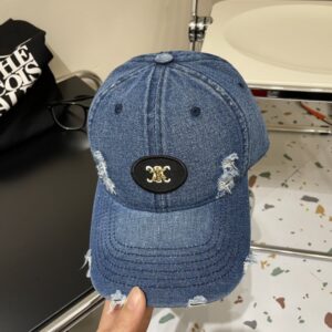 【AT2235】これは新しいCELINEウォッシュドキャップで、防塵袋とセットです。街に出かけるときに必需品で、高品質で内側にはすべてのタグが揃っています。今すぐ手に入れてください！