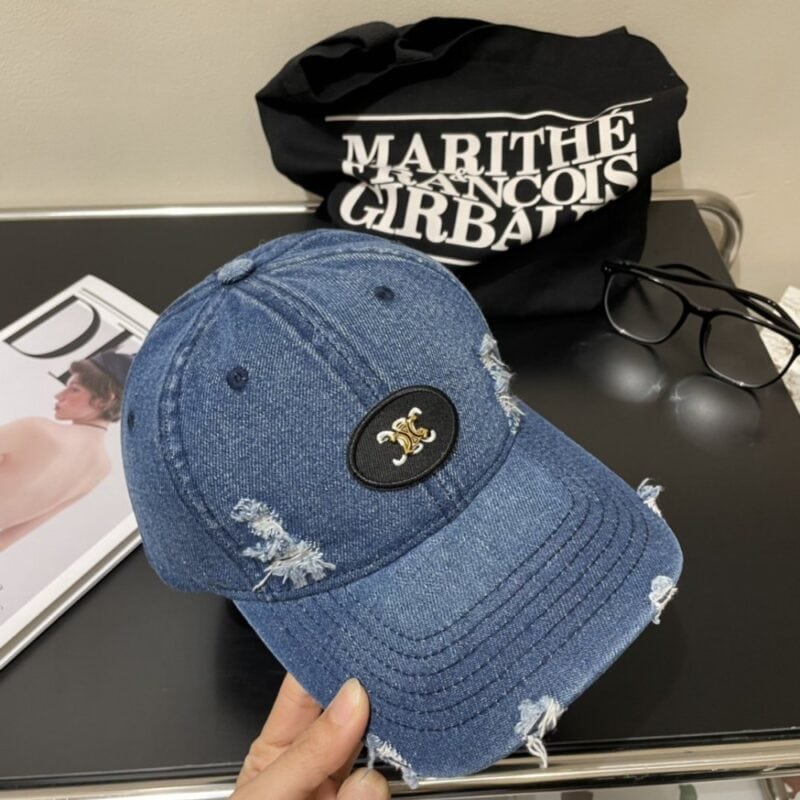 【AT2235】これは新しいCELINEウォッシュドキャップで、防塵袋とセットです。街に出かけるときに必需品で、高品質で内側にはすべてのタグが揃っています。今すぐ手に入れてください！